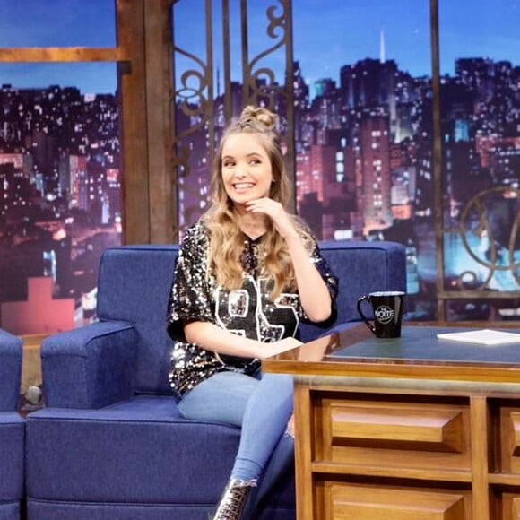 'Ele é super gente boa. Me dou muito bem com ele', disse Giovanna Chaves, em entrevista ao programa 'The Noite', que irá ao ar nesta terça-feira, 18 de abril de 2017