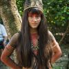 Jacira (Giullia Buscacio) é encarregada por Ubirajara (Allan Souza Lima) para ensinar os modos indígenas para Piatã (Rodrigo Simas), na novela 'Novo Mundo'