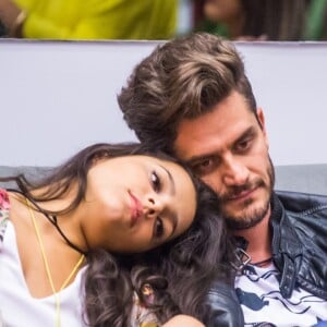 Marcos ouviu sugestão para reatar o namoro com Emilly e os fãs do ex-casal comemoraram os dois meses do primeiro beijo deles