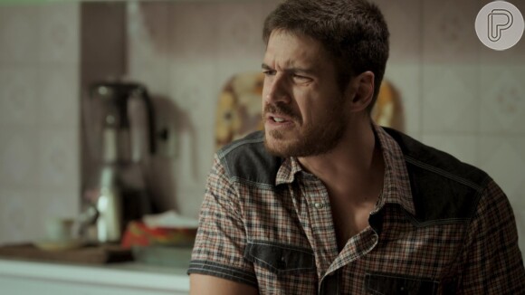 Zeca (Marco Pigossi) tenta se justificar para Jeiza (Paolla Oliveira): 'Porque que eu vou facilitar a vida de Ritinha? Uma cobra traiçoeira daquela', na novela 'A Força do Querer'