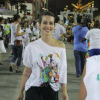 Cleo Pires dispensa a maquiagem para curtir desfile de Carnaval infantil, no Rio