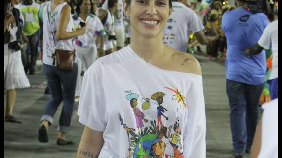Cleo Pires dispensa a maquiagem para curtir desfile de Carnaval infantil, no Rio