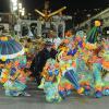 Cleo Pires se divertiu durante o desfile da escola de samba mirim Pimpolhos da Grande Rio na noite desta terça-feira, 4 de março de 2014