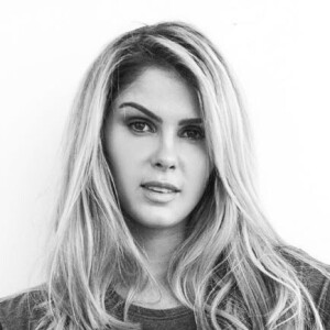 Um mês após a festa de Carol Sampaio, Bárbara Evans perdeu cinco quilos. 'Parei de fazer musculação, estou fazendo bastante abdominal e 40 minutos diários de aeróbico', explicou ela