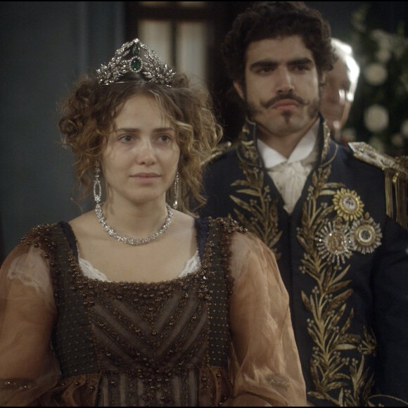 Com o Brasil falido, Leopoldina (Letícia Colin) ordena uma lista de demissões do palácio, no capítulo que vai ao ar terça-feira, dia 25 de abril de 2017, na novela 'Novo Mundo'