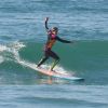 Isabella Santoni mostrou equilíbrio em cima da prancha durante uma aula de surfe