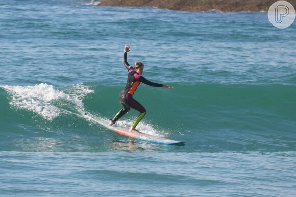 Isabella Santoni mostrou equilíbrio em cima da prancha durante uma aula de surfe