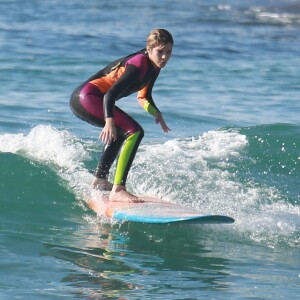 Isabella Santoni fez aula de surfe em praia no Rio de Janeiro