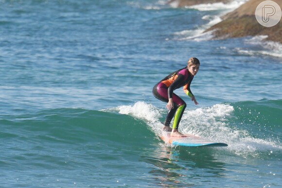 Isabella Santoni fez aula de surfe em praia no Rio de Janeiro
