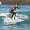 Isabella Santoni  fez uma aula de surfe na praia do Recreio dos Bandeirantes, no Rio de Janeiro