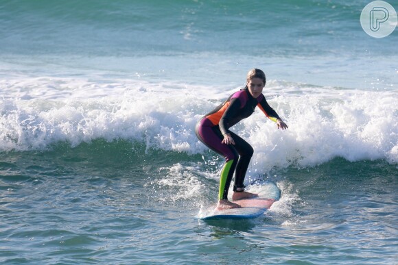 Isabella Santoni mostrou habilidade em manhã de surfe no Rio