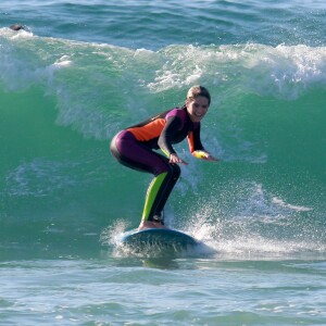 Isabella Santoni mostrou habilidade em cima da prancha durante uma aula de surfe