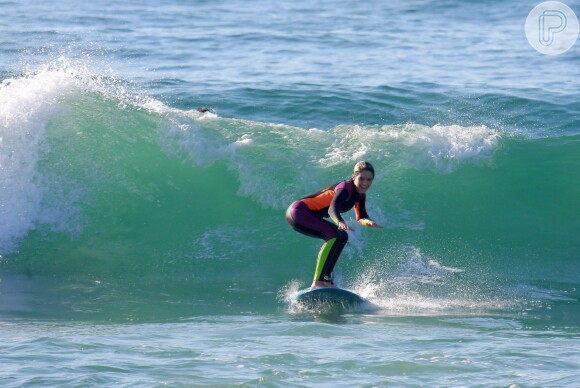 Isabella Santoni mostrou habilidade em cima da prancha durante uma aula de surfe
