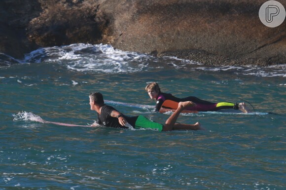Isabella Santoni surfou acompanhada de seu instrutor Allan Gandra nesta quarta-feira, 19 de abril de 2017