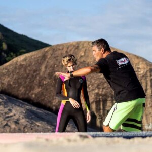 Isabella Santoni fez aula de surfe com o professor Allan Gandra na praia do Recreio dos Bandeirantes, Zona Oeste do Rio