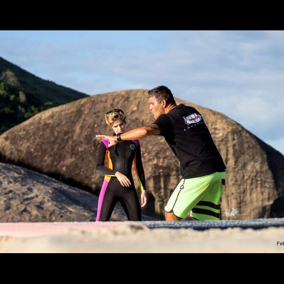 Isabella Santoni fez aula de surfe com o professor Allan Gandra na praia do Recreio dos Bandeirantes, Zona Oeste do Rio