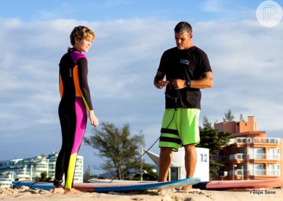 Isabella Santoni fez aula com o professor Allan Gandra para aprender a surfar