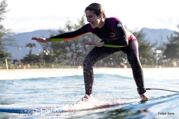 Isabella Santoni fez aula de surfe e recebeu as instruções do professor Allan Gandra