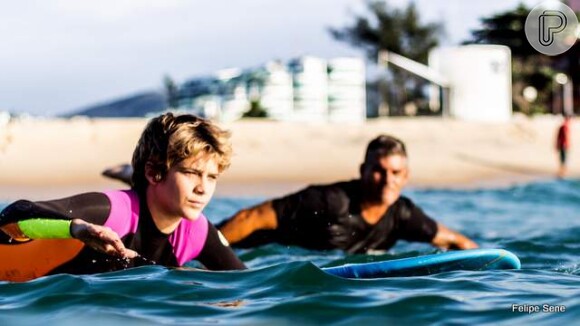 Isabella Santoni foi clicada tendo aulas de surfe com Allan Gandra