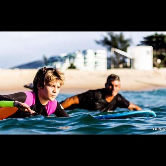 Isabella Santoni foi clicada tendo aulas de surfe com Allan Gandra