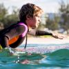 Isabella Santoni esbanjou equilíbrio durante aula de surfe