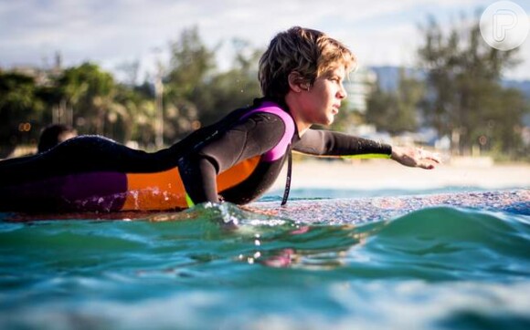 Isabella Santoni esbanjou equilíbrio durante aula de surfe