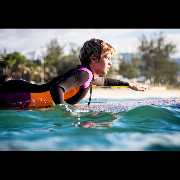 Isabella Santoni esbanjou equilíbrio durante aula de surfe