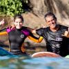 Isabella Santoni posou para fotos com o professor de surfe Allan Gandra