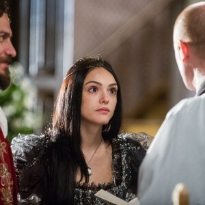 Anna (Isabelle Drummond) hesita durante a cerimônia de casamento com Thomas (Gabriel Braga Nunes), na novela 'Novo Mundo'