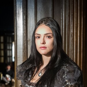 Anna (Isabelle Drummond) surge vestida de noiva com traje em tons escuros, na novela 'Novo Mundo'