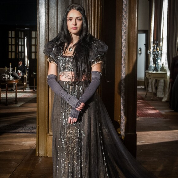 Anna (Isabelle Drummond) ganha seu vestido de noiva de Leopoldina (Leticia Colin), na novela 'Novo Mundo'