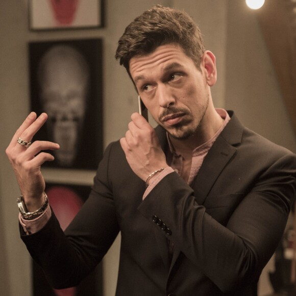 Lázaro (João Vicente de Castro) contrata um detetive e descobre que Mariane (Ana Cecília Costa) está presa e ajuda a libertá-la, na novela 'Rock Story'