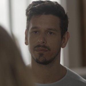 Lázaro (João Vicente de Castro) é apaixonado por Diana (Alinne Moraes) e quer afastá-la definitivamente de Gui (Vladimir Brichta), na novela 'Rock Story'