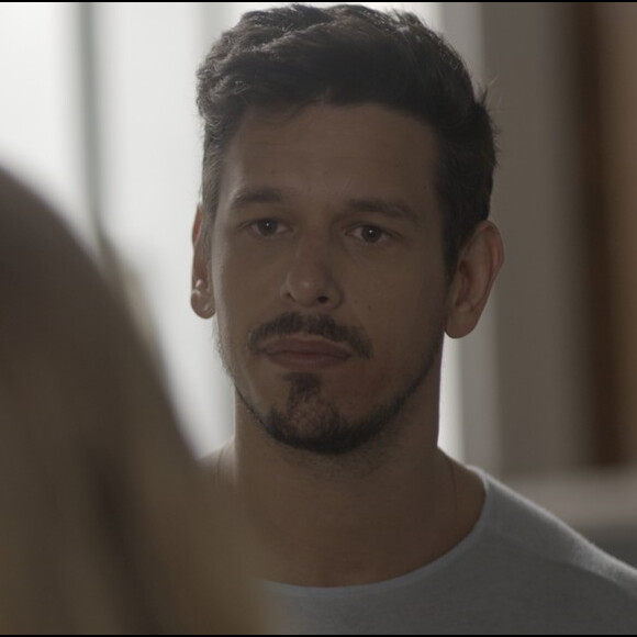 Lázaro (João Vicente de Castro) é apaixonado por Diana (Alinne Moraes) e quer afastá-la definitivamente de Gui (Vladimir Brichta), na novela 'Rock Story'