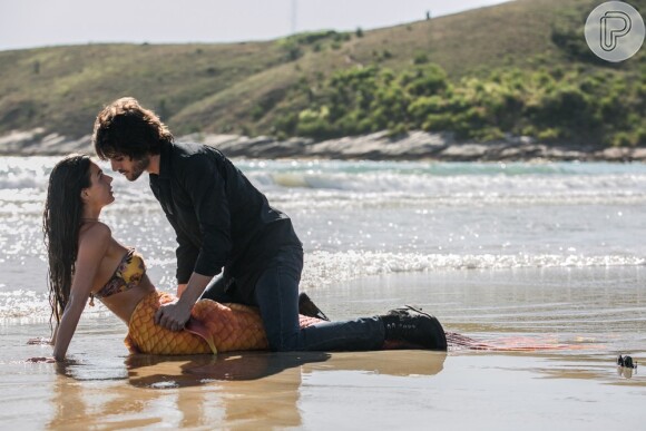 Ruy (Fiuk) e ncontra Ritinha (Isis Valverde) na praia e a beija, apaixonado, na novela 'A Força do Querer'