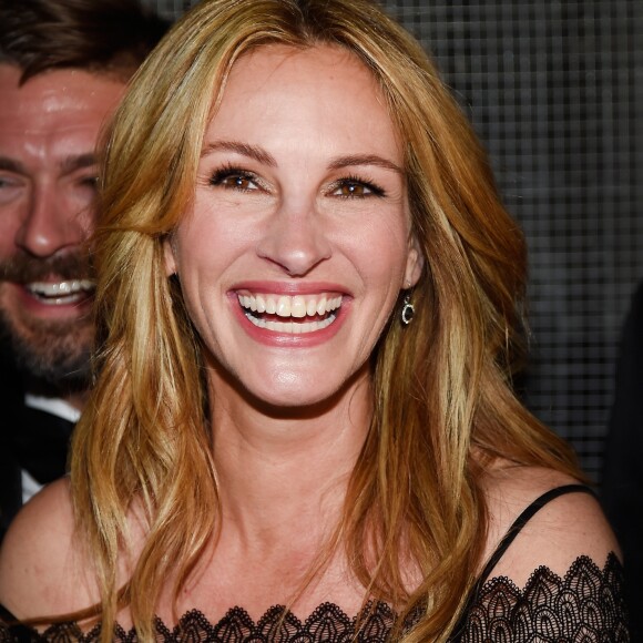 O truque para o sorriso Julia Roberts aprendeu com seu avô: ela usa bicarbonato de sódio na escovação
