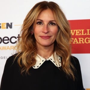 Julia Roberts usa um spray de seu cabeleireiro após o banho para deixar os fios com ondas volumosas e bem definidas