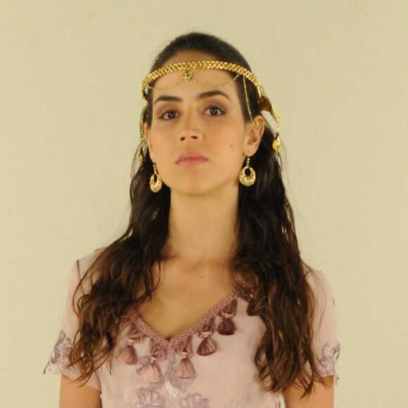 Kassaia (Pérola Faria) implora para Asher (Dudu Azevedo) não a deixar e depois comemora não ter transado com ele, nos próximos capítulos da novela 'O Rico e Lázaro': 'Nunca me perdoaria'