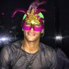 Neymar postou foto com máscara direto de Barcelona e brincou dizendo que ía para Sapucaí, na mesma hora em que Bruna Marquezine estava lá