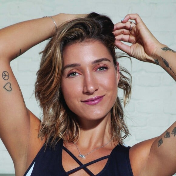 Gabriela Pugliesi esquece vestido de noiva ao viajar para Trancoso e mostra como a peça chegou a ela em sua rede social nesta quinta-feira, dia 20 de abril de 2017