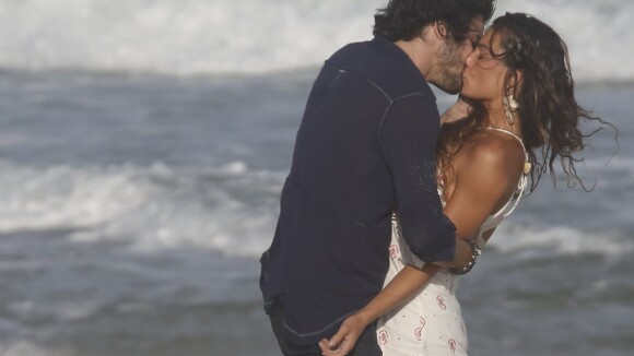 Isis Valverde beija Fiuk em gravação de 'A Força do Querer' na praia. Fotos!