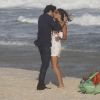 Isis Valverde beija Fiuk em gravação de 'A Força do Querer' na praia da Reserva nesta quinta-feira, dia 20 de abril de 2017