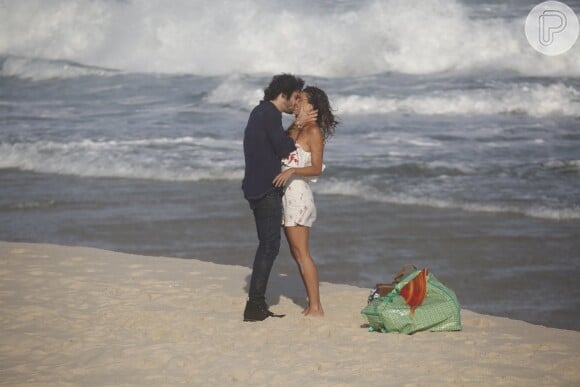 Fiuk beija Isis Valverde na praia da Reserva durante as gravações de 'A Força do Querer'