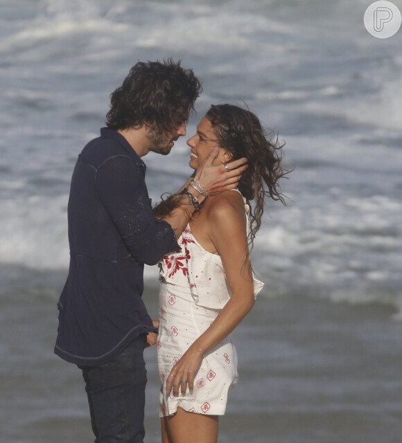 Isis Valverde grava cena romântica com Fiuk em gravação de 'A Força do Querer'