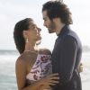 O casal Ritinha (Isis Valverde) e Ruy (Fiuk) troca olhares na praia