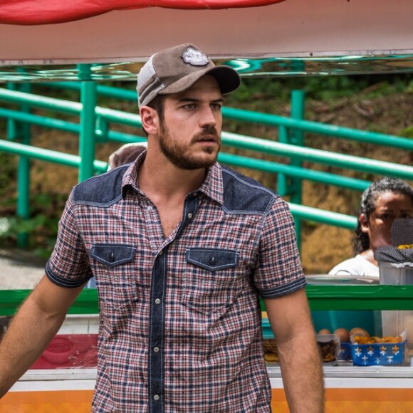 Zeca (Marco Pigossi) vê Jeiza (Paolla Oliveira) ser assaltada e corre para salvá-la, na novela 'A Força do Querer'