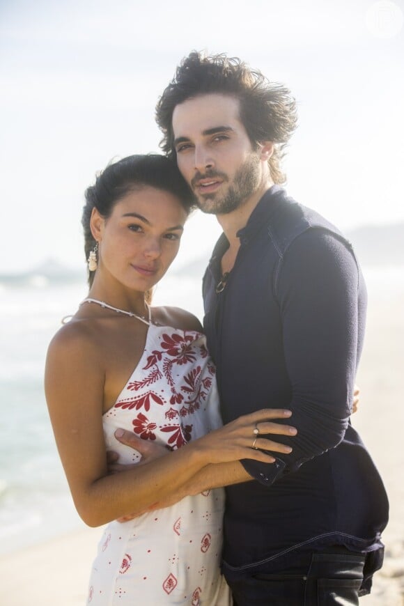 Ruy (Fiuk) anuncia que vai se casar com Ritinha (Isis Valverde), na novela 'A Força do Querer'