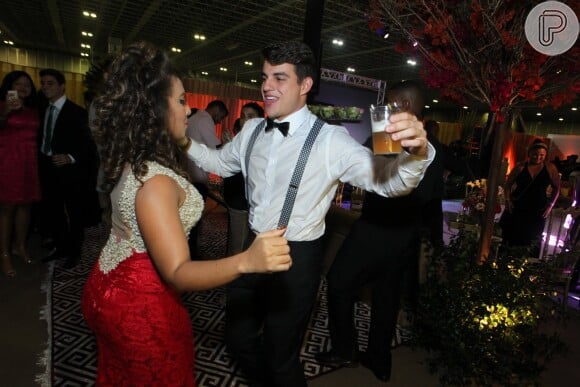 Antonio e Gabi Flor se divertiram na pista de dança no casamento de Elis Nair, ex-participante do 'BBB17', e Luiz Carlos