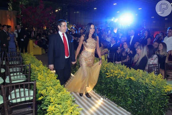 Marinalva chega para o casamento de Elis Nair, ex-participante do 'BBB17', e Luiz Carlos