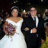 Elis Nair, ex-participante do 'BBB17', chega para seu casamento com Luiz Carlos, com quem se relaciona há 20 anos